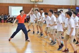 铃木一朗在加盟洋基后的首场回娘家比赛（西雅图），获得了全体观众的致敬